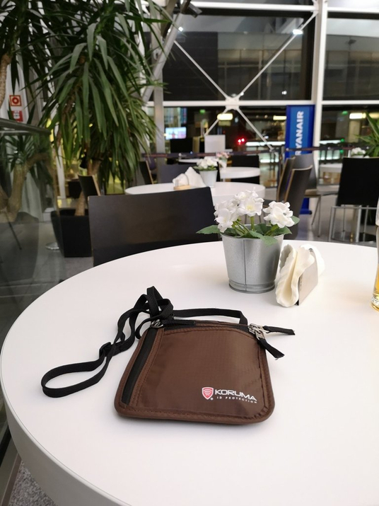 Diskrete Geldtasche und Reisepass mit RFID-Schutz (schwarz)